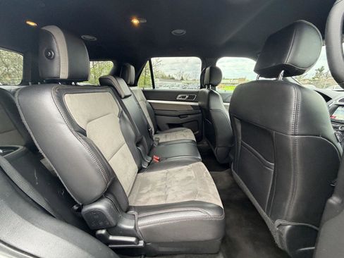 Used 2017 Ford Explorer XLT w/ Equipment Group 202A AWD/4WD image 30