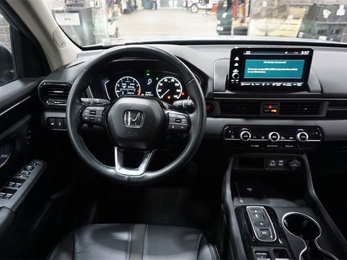 Used 2025 Honda Pilot Touring image 6