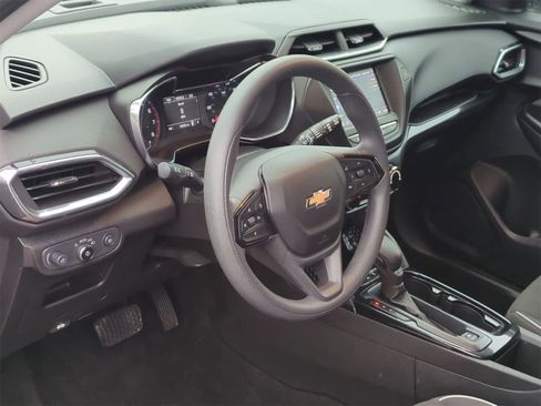 Used 2022 Chevrolet TrailBlazer LT image 2