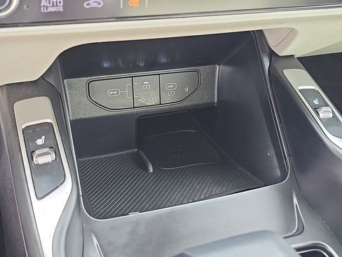 Certified 2025 Kia Sorento S image 27