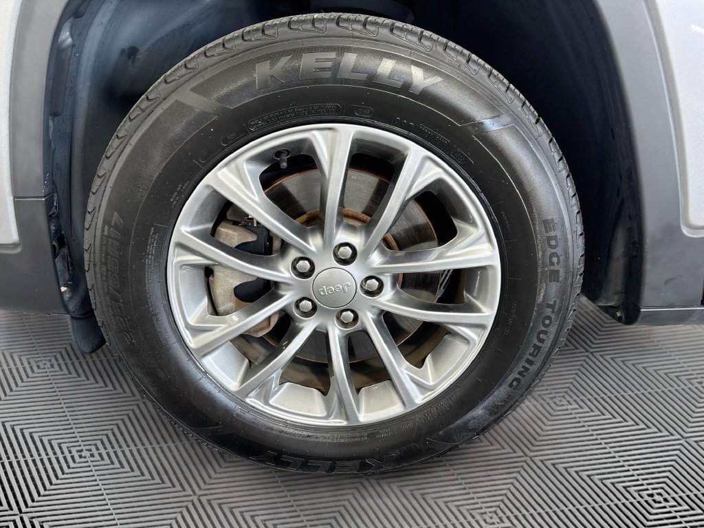 Used 2019 Jeep Cherokee Latitude Plus w/ Cold Weather Group AWD/4WD image 29