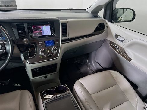 Certified 2018 Toyota Sienna XLE w/ XLE Navigation Package FWD image 21