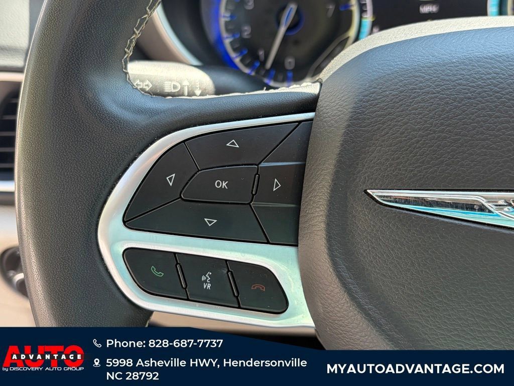 Used 2023 Chrysler Pacifica Touring-L FWD image 22