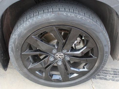 Used 2022 Volkswagen Taos SE w/ Panoramic Sunroof Package image 26