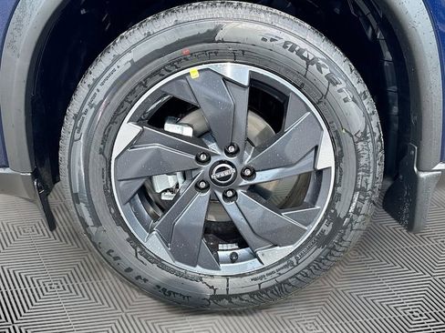 Used 2025 Nissan Rogue SV w/ SV Premium Package image 27