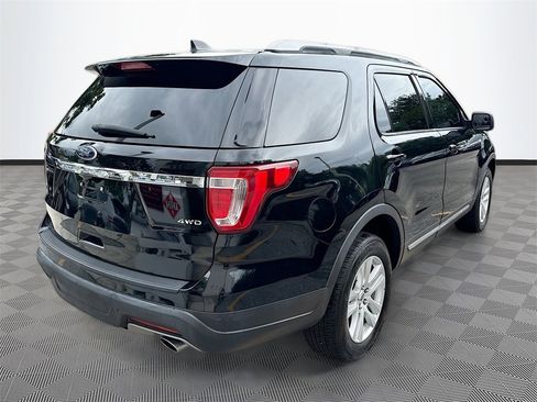 Used 2018 Ford Explorer XLT image 8