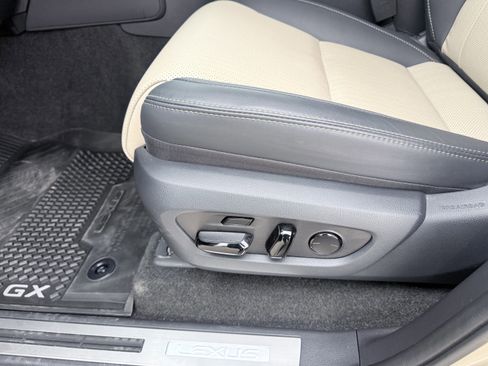 Used 2025 Lexus GX 550 image 34