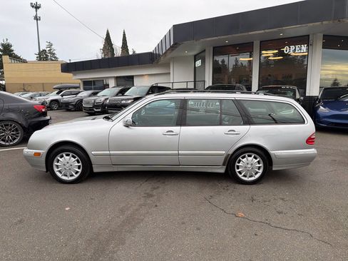 Used 2000 Mercedes-Benz E 320 4MATIC Wagon image 2