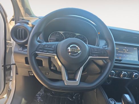 Used 2019 Nissan Kicks S image 13