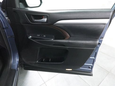 Used 2019 Toyota Highlander XLE AWD/4WD image 34