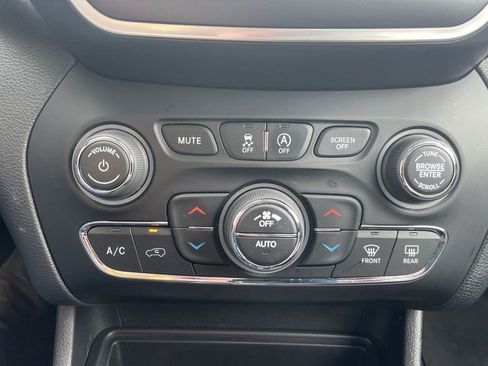 Used 2021 Jeep Cherokee Latitude Lux w/ Comfort/Convenience Group image 18