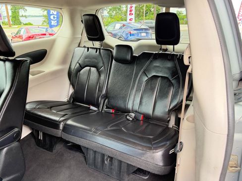 Used 2022 Chrysler Pacifica Touring-L FWD image 34