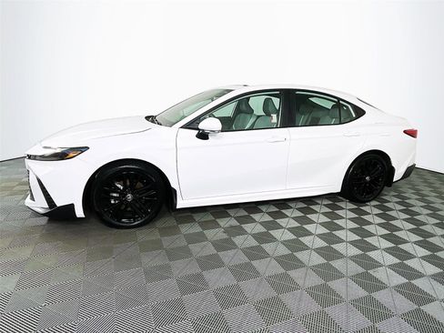 Used 2025 Toyota Camry SE w/ Convenience Package image 4