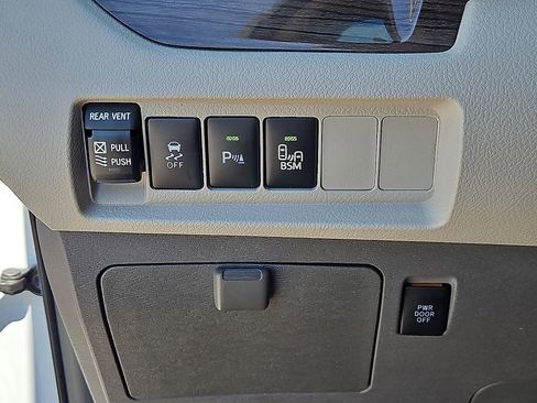 Used 2017 Toyota Sienna XLE w/ XLE Navigation Package FWD image 22