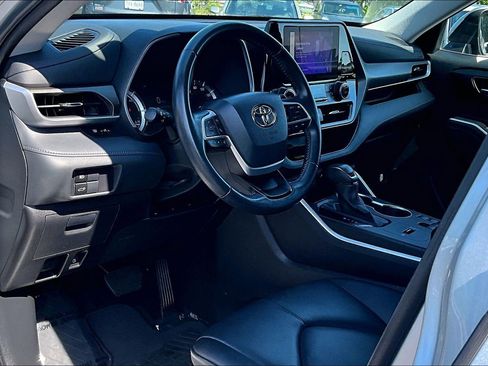 Used 2023 Toyota Highlander XLE AWD/4WD image 13