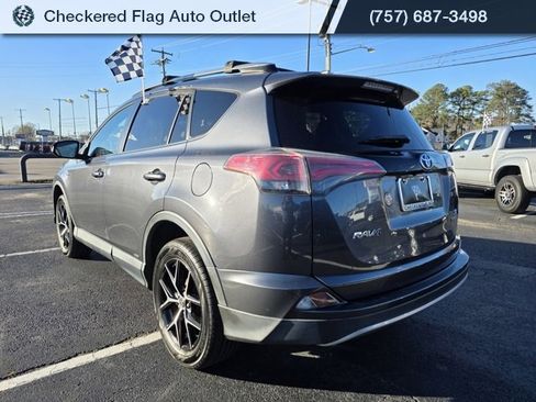 Used 2018 Toyota RAV4 SE image 5