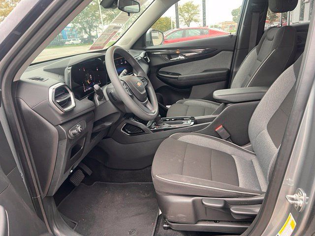Used 2025 Chevrolet TrailBlazer LT w/ Driver Confidence Package AWD/4WD image 8