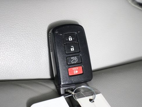 Used 2019 Toyota Highlander XLE AWD/4WD image 33