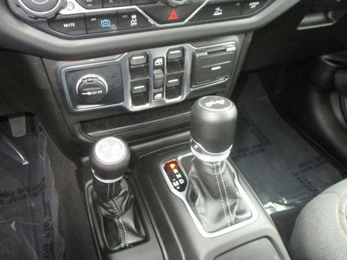 Used 2025 Jeep Wrangler Unlimited Sahara AWD/4WD image 29