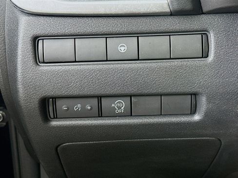 Used 2023 Nissan Rogue SV image 17