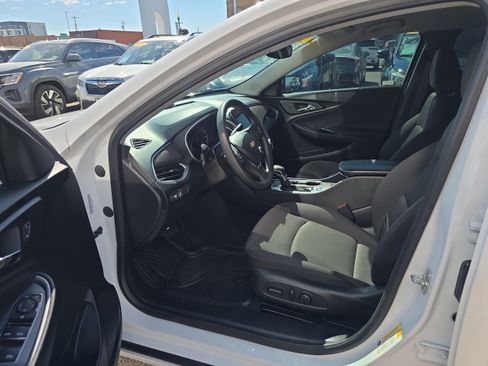 Used 2024 Chevrolet Malibu LT FWD image 2