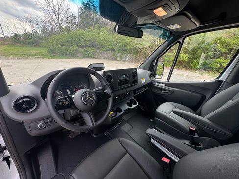 Used 2025 Mercedes-Benz Sprinter 2500 image 13