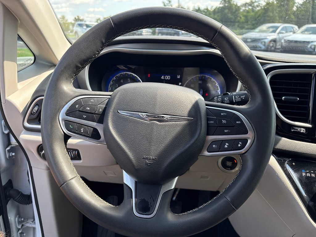 Used 2024 Chrysler Pacifica Touring-L FWD image 13
