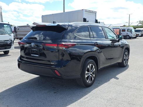 Used 2024 Toyota Highlander XLE image 7