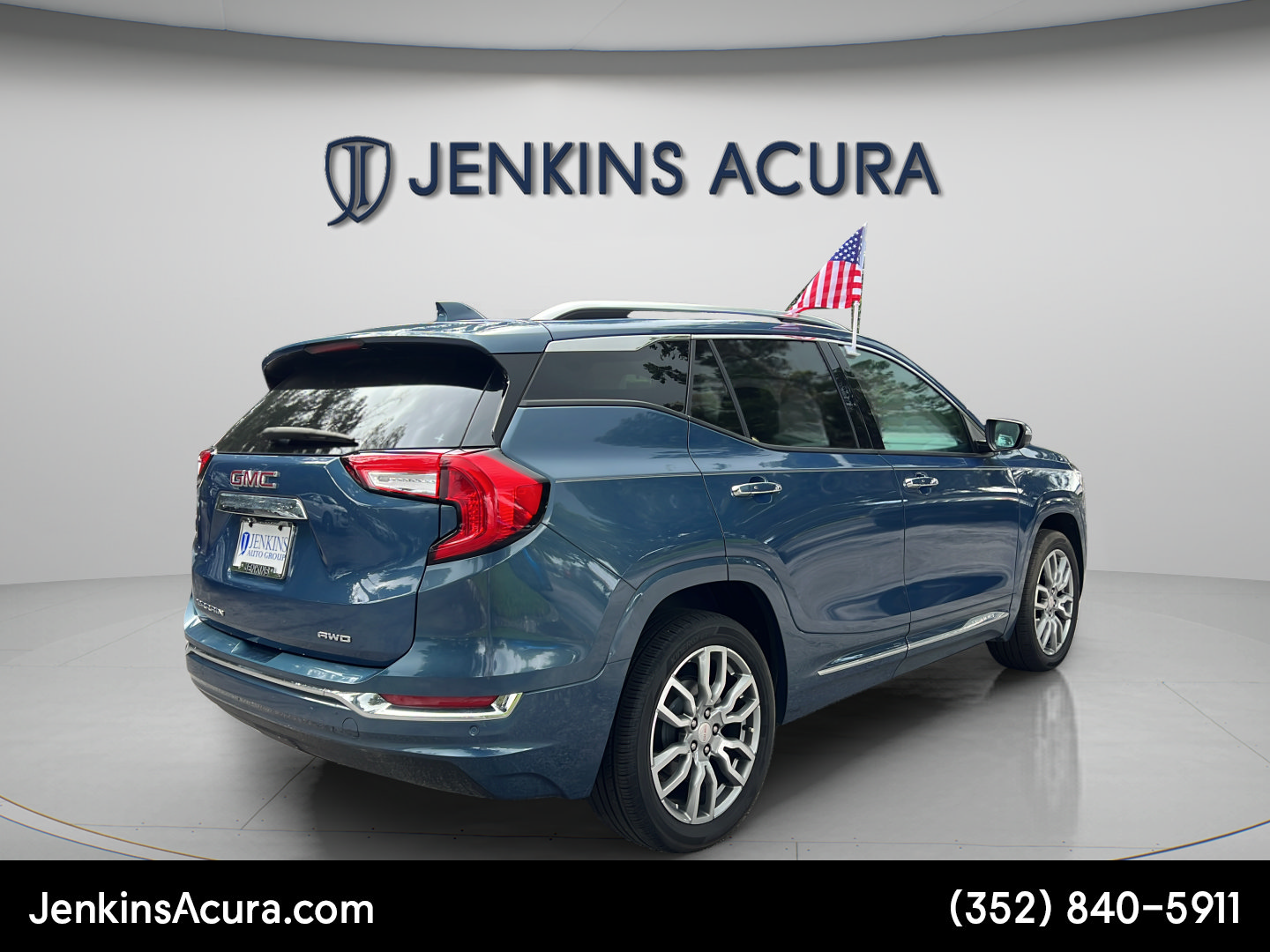 Used 2024 GMC Terrain Denali w/ Denali Premium Package AWD/4WD image 3