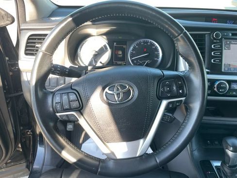 Used 2018 Toyota Highlander XLE AWD/4WD image 25