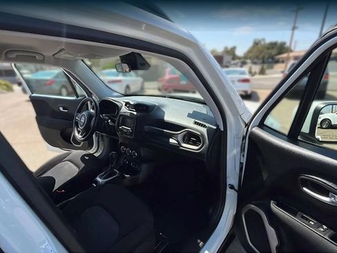 Used 2017 Jeep Renegade Latitude AWD/4WD image 18