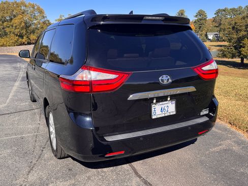 Used 2017 Toyota Sienna Limited Premium image 13