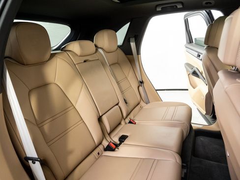 Certified 2022 Porsche Cayenne Platinum Edition w/ Premium Package Plus image 23