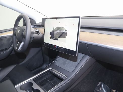 Used 2025 Tesla Model Y Long Range image 40