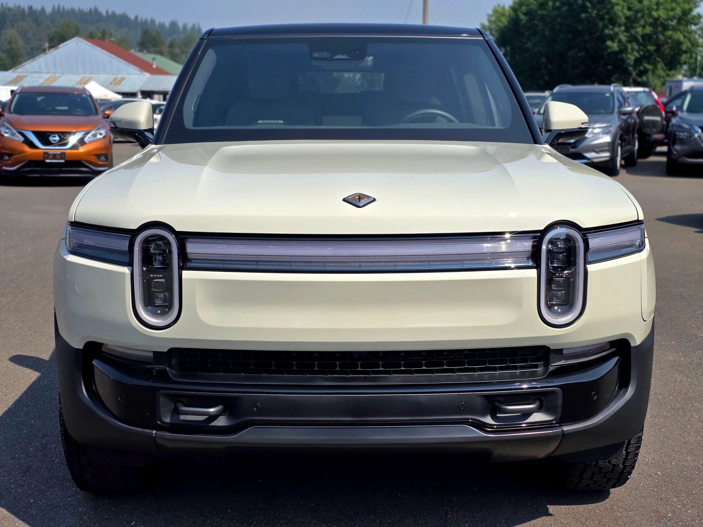 Used 2025 Rivian R1S Premium Dual AWD/4WD image 4
