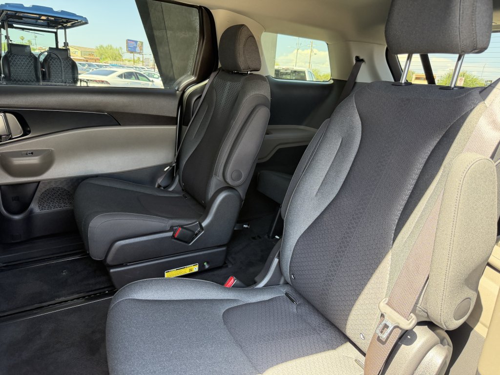 Used 2025 Kia Carnival LX FWD image 34