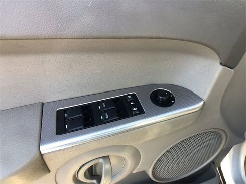 Used 2007 Jeep Commander Sport image 13