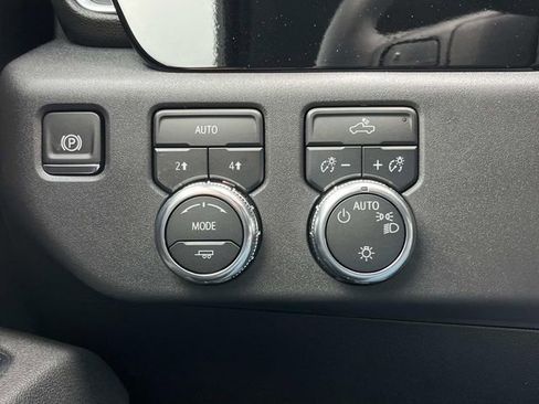 New 2025 GMC Sierra 1500 SLE image 32