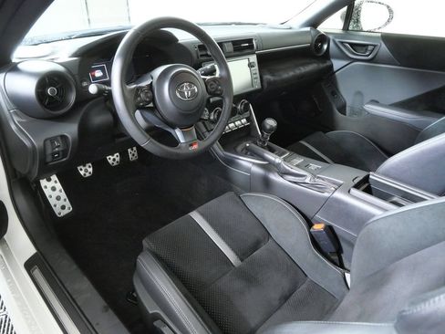 Used 2025 Toyota GR86 Premium w/ ALL Weather Mat Package (TMS) RWD image 3
