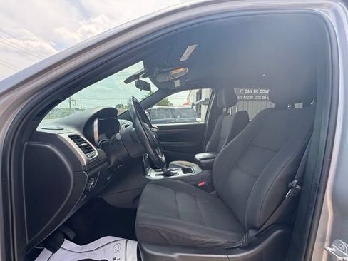 Used 2018 Jeep Grand Cherokee Laredo AWD/4WD image 11