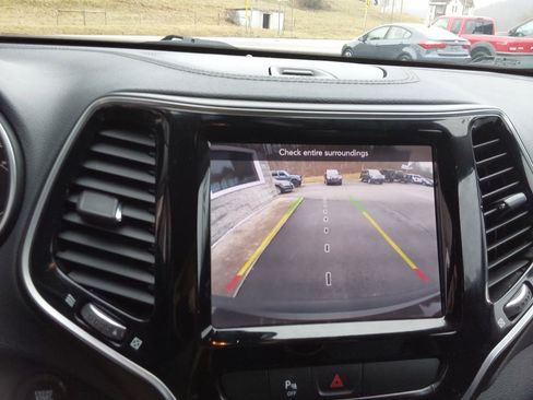 Used 2019 Jeep Cherokee Limited image 17