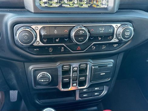 Used 2020 Jeep Wrangler Unlimited Sahara image 16