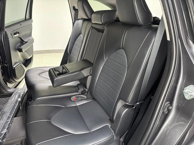 Used 2022 Toyota Highlander XLE AWD/4WD image 2