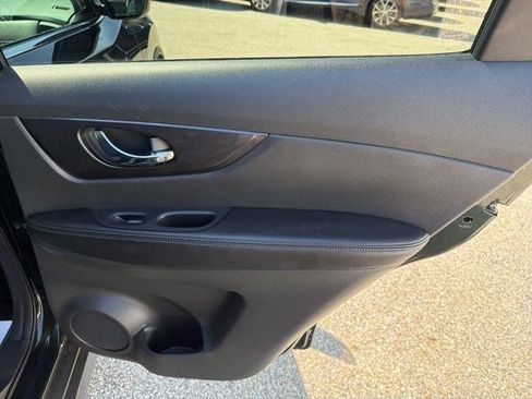 Used 2018 Nissan Rogue SV image 17