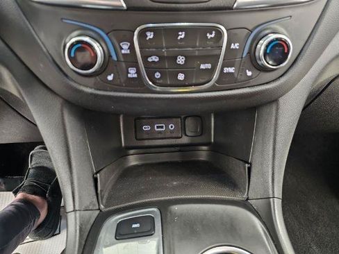 Used 2021 Chevrolet Equinox LT w/ Driver Convenience Package AWD/4WD image 19