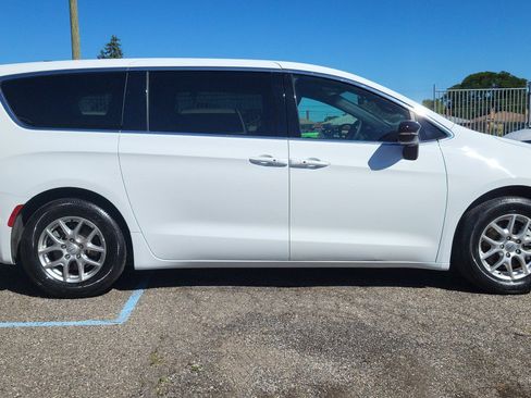 Used 2025 Chrysler Pacifica Select FWD image 6