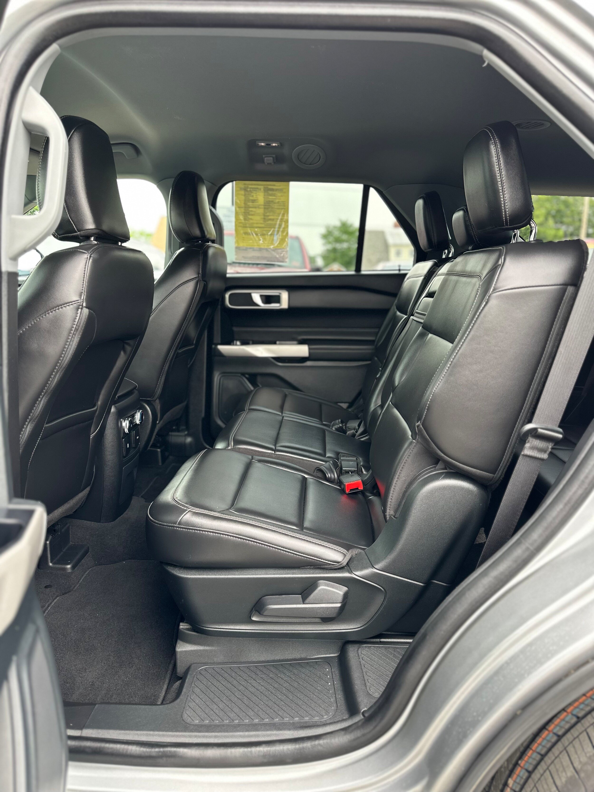 Used 2023 Ford Explorer XLT w/ Equipment Group 202A AWD/4WD image 18