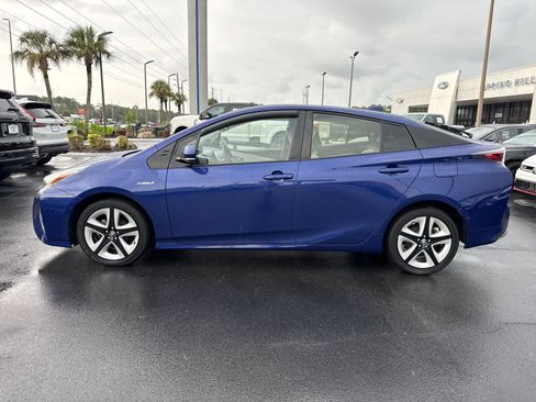 Used 2018 Toyota Prius Four Touring w/ Premium Convenience Package FWD image 8