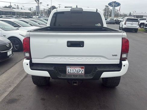 Used 2019 Toyota Tacoma TRD Sport w/ Technology Package RWD image 4