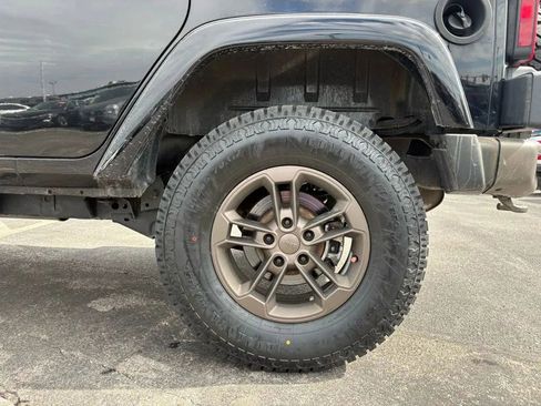 Used 2017 Jeep Wrangler Unlimited Sahara AWD/4WD image 25